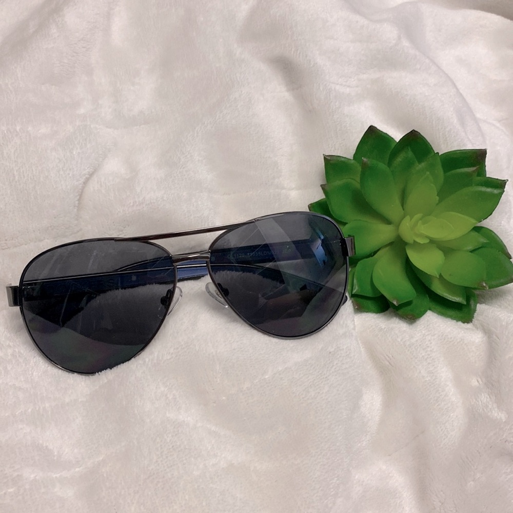 Aviator style sunglasses 🕶